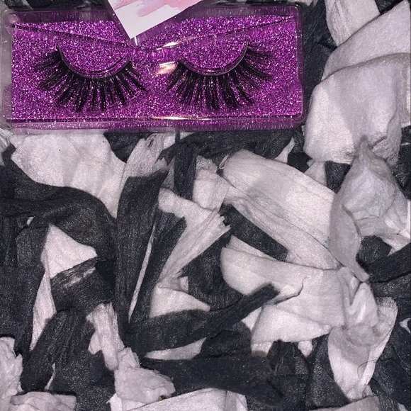 Lashes - Picture 4 of 7